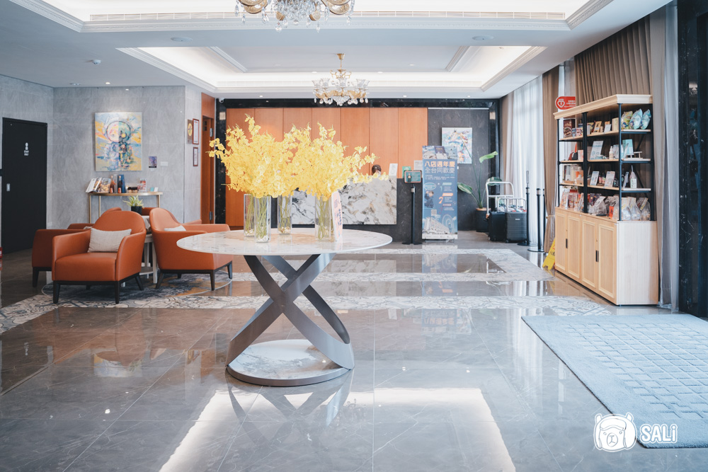 福容徠旅水里. 南投水里住宿新地標，白色城堡插旗山城，走路十分鐘到車站 - 莎笠，小日子