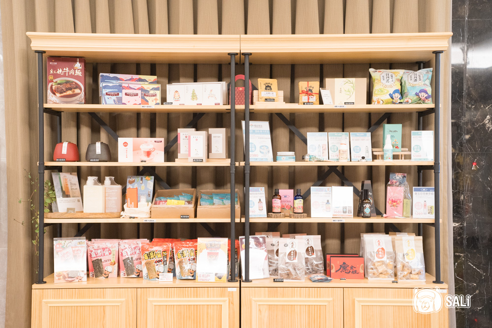 福容徠旅水里. 南投水里住宿新地標，白色城堡插旗山城，走路十分鐘到車站 - 莎笠，小日子