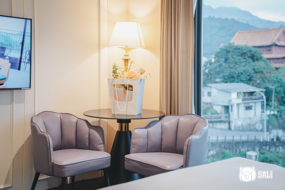 福容徠旅水里. 南投水里住宿新地標，白色城堡插旗山城，走路十分鐘到車站 - 莎笠，小日子