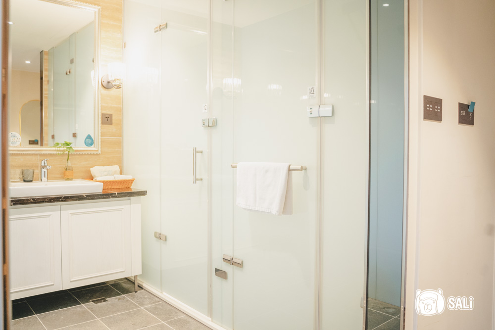 福容徠旅水里. 南投水里住宿新地標，白色城堡插旗山城，走路十分鐘到車站 - 莎笠，小日子