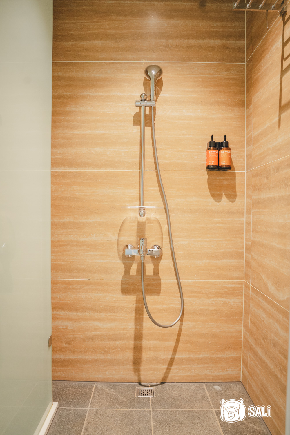 福容徠旅水里. 南投水里住宿新地標，白色城堡插旗山城，走路十分鐘到車站 - 莎笠，小日子