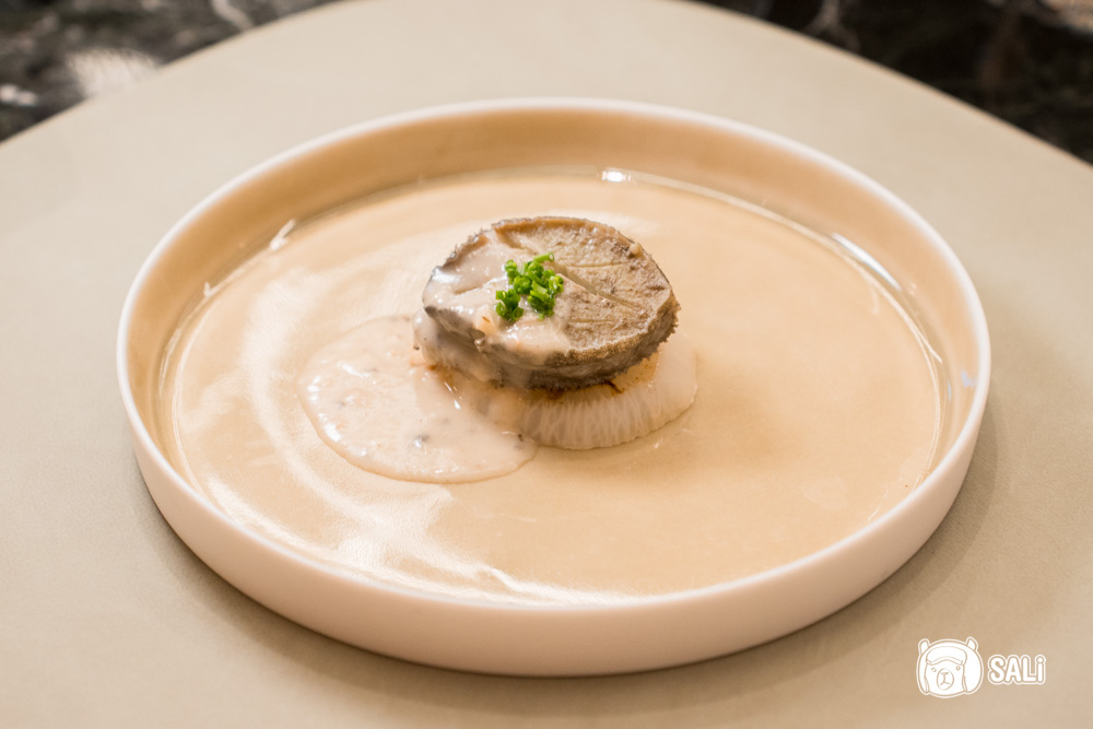 夏登鐵板燒｜南非活鮑魚佐蘑菇奶油白醬