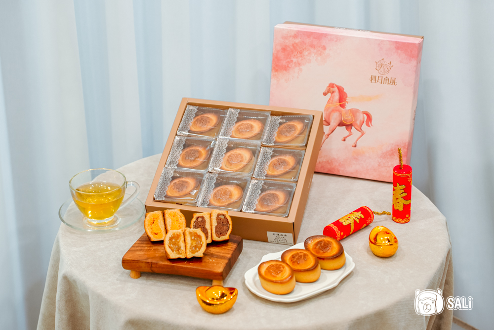 四月南風好運成金禮盒，今年不送金幣送「元寶」！蜂蜜餅皮濕潤口感，每一口都是招財好滋味