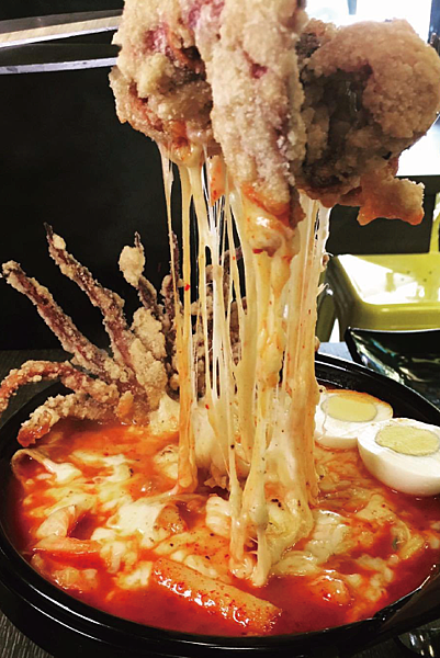 台中 打啵G一中店｜韓國捷運主題餐廳，120公分巨型串燒及起士炸雞年糕鍋，新奇又有趣（已歇業）